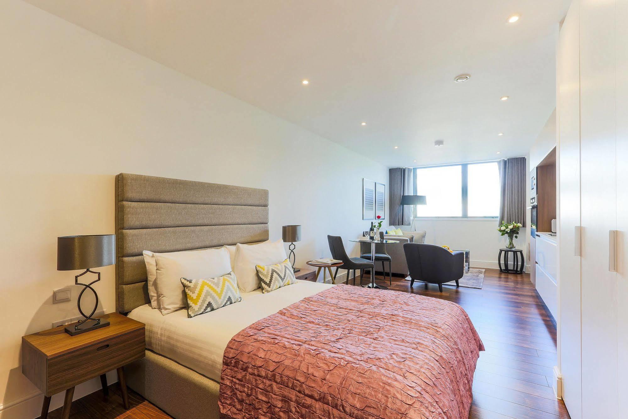 Swiss Cottage One Лондон Экстерьер фото